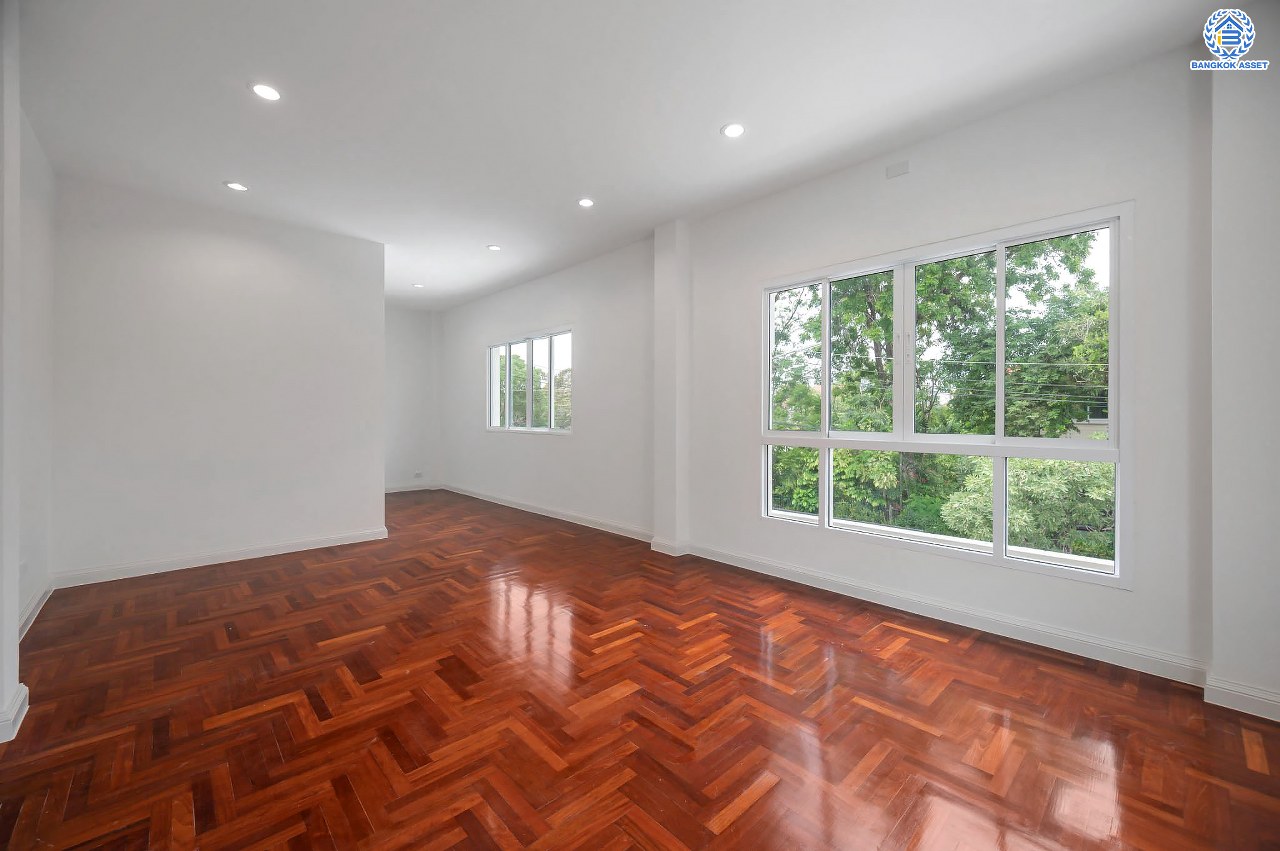 บ้านมือสองตกแต่งใหม่ โครงการ มณีรินทร์ เลคแอนด์พาร์ค ราชพฤกษ์-ติวานนท์ เนื้อที่ 64.1 ตร.ว. ฟังก์ชัน 4 ห้องนอน 3 ห้องน้ำ 1 ห้องอเนกประสงค์ จอดรถได้ 2 คัน บรรยากาศเงียบสงบเป็นส่วนตัว สิ่งอำนวยความสะดวกมากมาย บนทำเลติดถนนใหญ่ เชื่อมต่อถนนราชพฤกษ์ ใกล้จุดขึ้นทางด่วน "ศรีสมาน"...